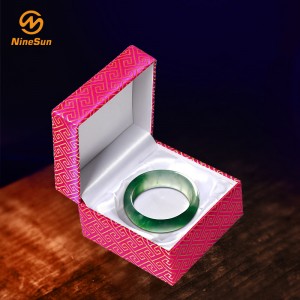 กำไลข้อมือสีแดงสำหรับผู้หญิง