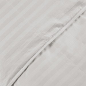 ผ้านวมเป็ดขาว 90% พร้อมผ้าลายสีแดงเข้ม 1 ซม