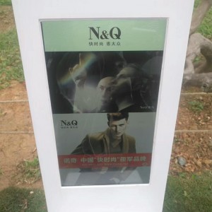 โซลูชันโฆษณากลางแจ้งสมาร์ทโซล่าร์ม้านั่งพร้อมหลอดไฟ LED