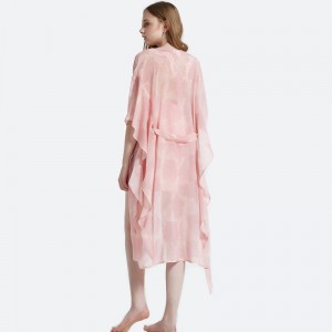 ชุดนอนซาตินผู้หญิงกับผ้าคลุมไหล่พิมพ์