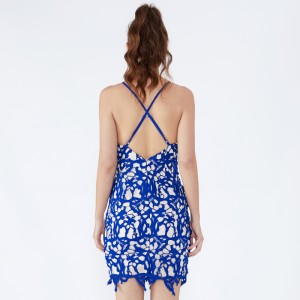 ผู้หญิงชื่อ Retro Sexu กลับเปิดชุดราตรีสีฟ้า