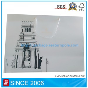 ถุงกระดาษคราฟท์สีขาวสำหรับใส่เสื้อผ้า