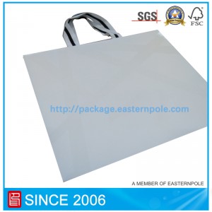 ถุงกระดาษสีขาวสุดหรูสำหรับเสื้อผ้าที่มีก้นคว่ำ