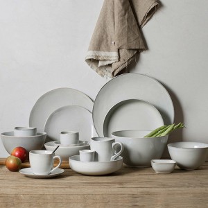 ขายส่งที่กำหนดเองโรงแรมกำจัดวัชพืชหรูหรา 50 ชิ้นทองรูปลอกสไตล์จีนปรับกระดูกจีนชุดอาหารเย็นเซรามิก