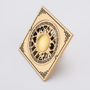 ผ้าคลุมอาบน้ำสีดำลายตารางปกปิดพื้นห้องน้ำ