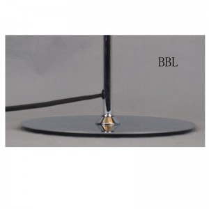 โคมไฟตั้งโต๊ะที่มีเฉดสีโลหะและฐานแบน