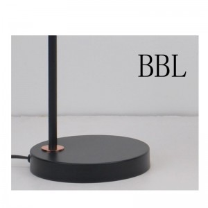 โคมไฟตั้งโต๊ะพร้อมเฉดสีโลหะและฟังก์ชั่นปรับความเงา