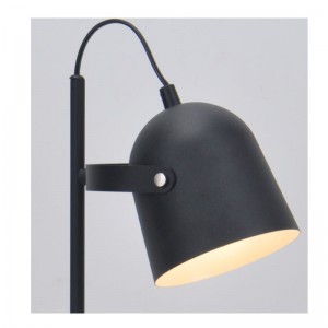 โคมไฟตั้งโต๊ะที่มีเฉดสีโลหะและปรับฟังก์ชั่นบังแดดฐานแบน