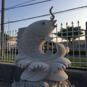 ยีราฟหินแกะสลักปลาหงส์และงานศิลปะงานฝีมือตามธรรมชาติที่บริสุทธิ์