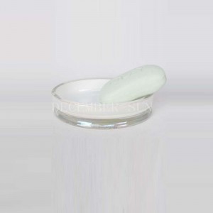 สี่เหลี่ยมสีขาวพร้อมอุปกรณ์ห้องน้ำแก้วทองที่มีตัวยึดแปรงสีฟัน