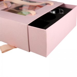 Elegance Tote Box แสดงชุดของขวัญชาอาหารพร้อมกล่องของขวัญมือ