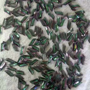 หินเปลี่ยนสี Sutanite diaspore สังเคราะห์