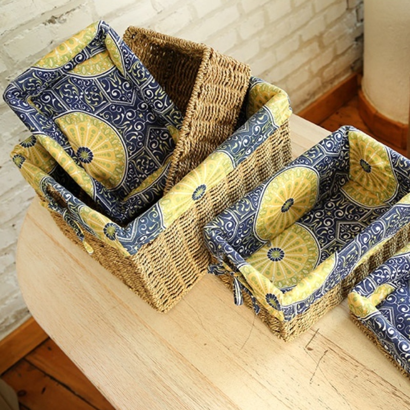 หญ้าทะเลในห้องนอนตะกร้าเก็บของเรียงราย