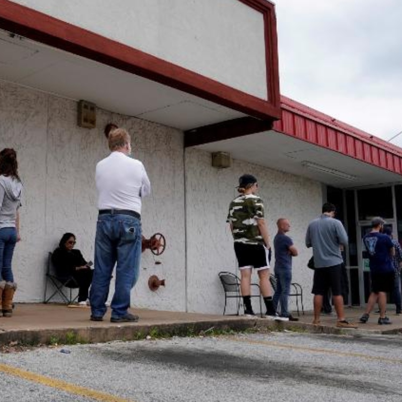 งานอเมริกันจำนวน 20.5 ล้านงานสูญหายในเดือนเมษายน อัตราการว่างงานพุ่งสูงถึง 14.7%