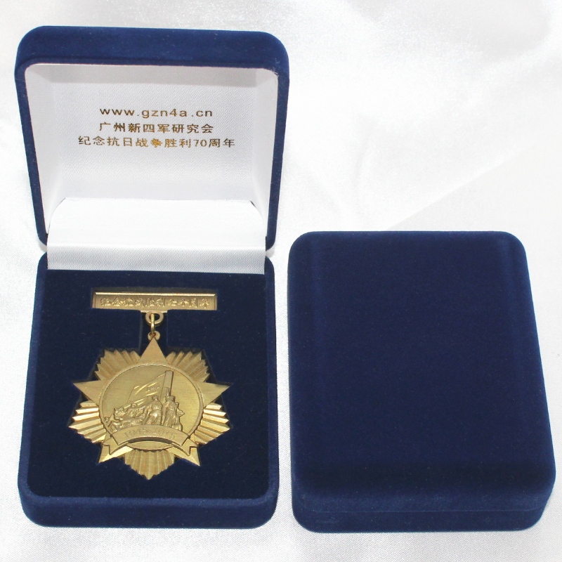 สินค้า d-26 กล่องกำมะหยี่กลมใช้สำหรับเหรียญสร้อยคอและเครื่องราชอิสริยาภรณ์ น้ำหนักประมาณ 65g