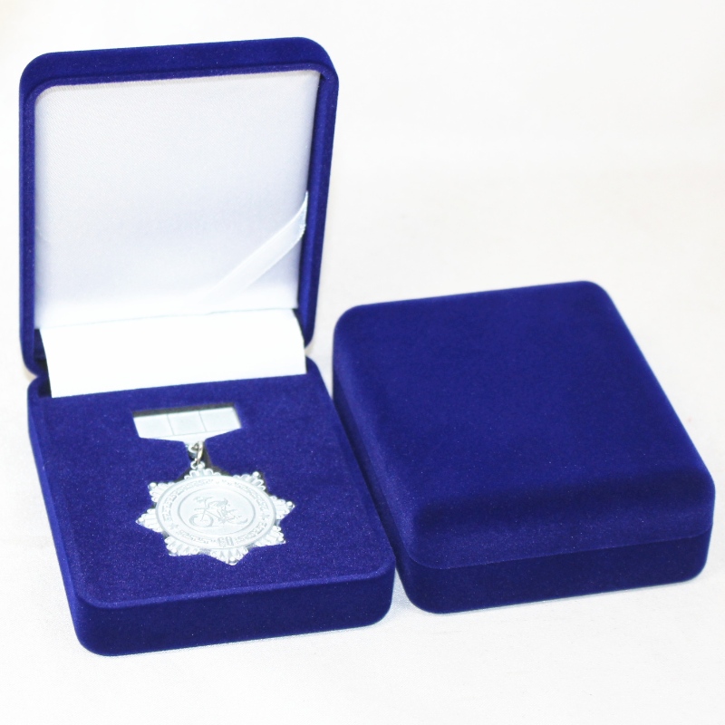 สินค้า d-26 กล่องกำมะหยี่กลมใช้สำหรับเหรียญสร้อยคอและเครื่องราชอิสริยาภรณ์ น้ำหนักประมาณ 65g