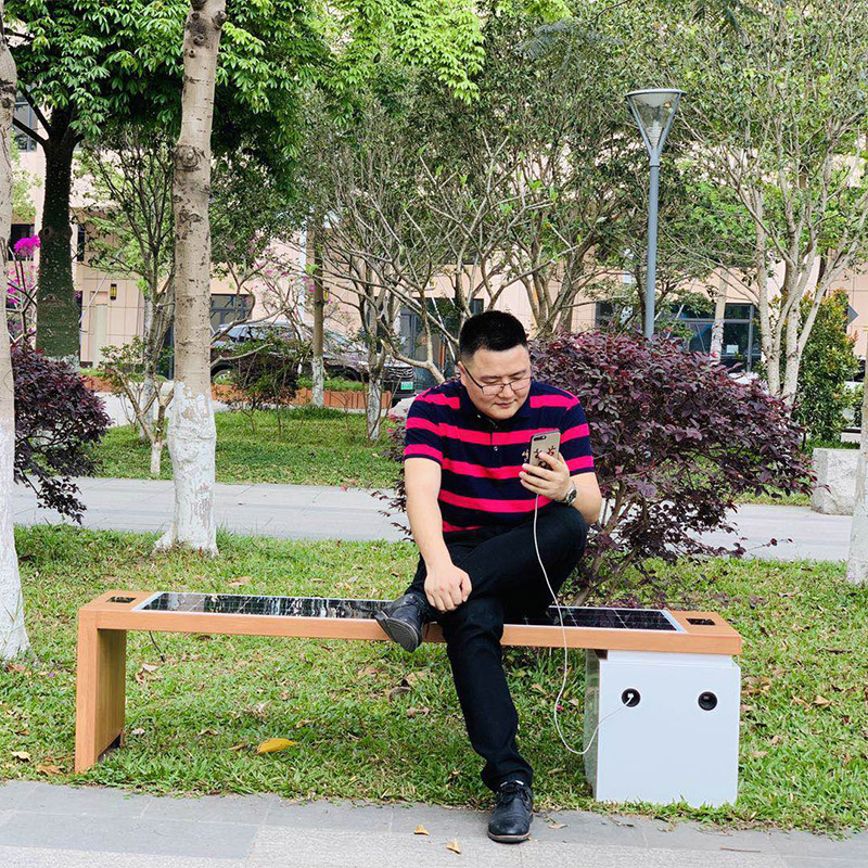 การออกแบบแฟชั่นเพลงแสดงม้านั่งชาร์จพลังงานแสงอาทิตย์ WiFi Hotpot Smart Garden Furniture