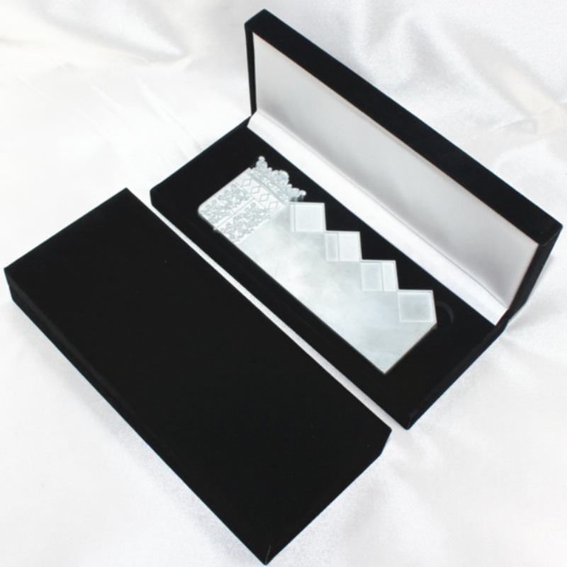 กล่องผ้าสำลีสี่เหลี่ยมสำหรับฮาร์ดแวร์เช่นเหรียญตราและเหรียญ ผลิตภัณฑ์สำรอง เชื้อสาย น้ำหนักประมาณ 166g