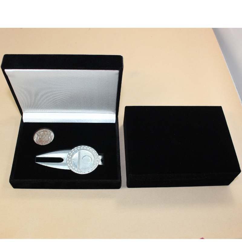 รายการ v-18 คู่เหรียญหรือ 6042 มิลลิเมตรเหรียญและป้ายชื่อที่ใช้ในกล่องหนังเทียมสี่เหลี่ยม น้ำหนักประมาณ 135g