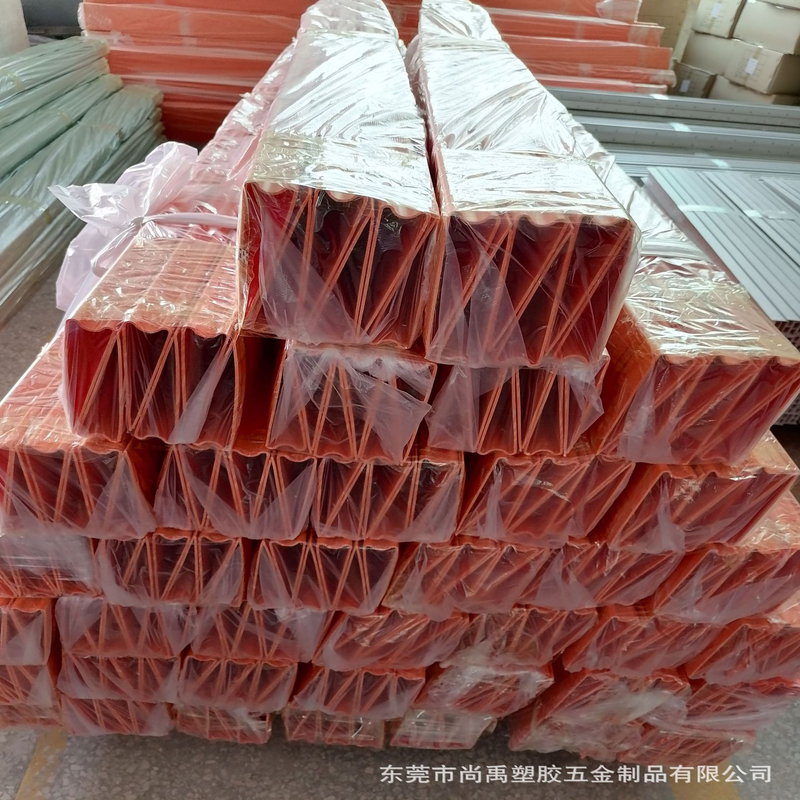 การอัดขึ้นรูปช่องพลาสติกพีวีซีแบบกำหนดเองสำหรับการห่อเหล็ก