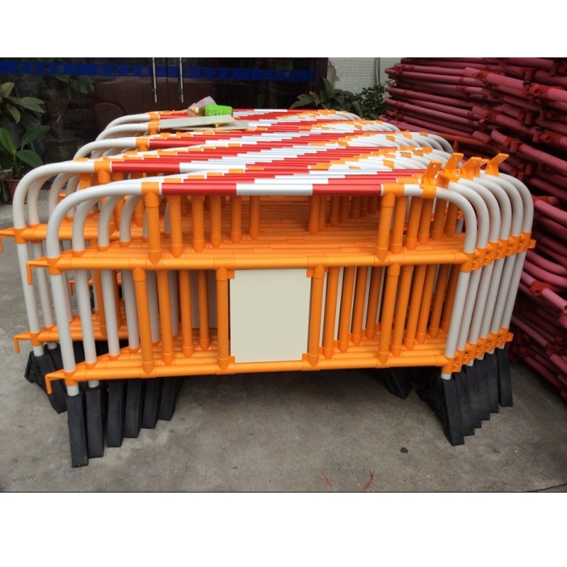 PVC Crowd Control Barrier สิ่งกีดขวางทางเดินเท้าพลาสติกความปลอดภัยรั้วพลาสติกพีวีซีพร้อมแถบสะท้อนแสงสีแดง