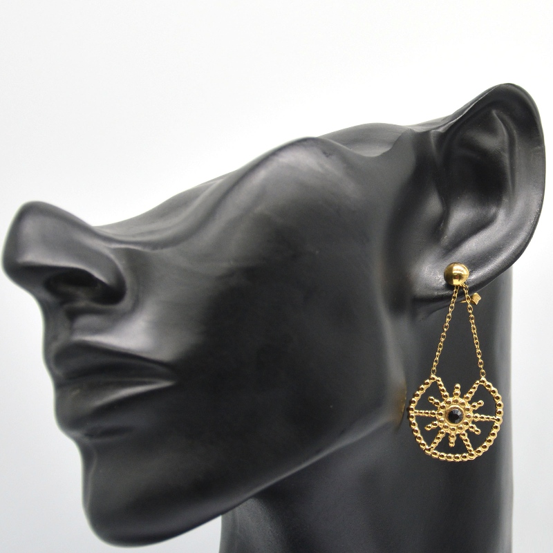 รุ่นหญิงสแตนเลสสีทองพร้อมจี้ดอกไม้ดีไซน์แบบต่างหูงานมีเสน่ห์สำหรับหญิงสาว. โรงงานเครื่องประดับ Ruifanbao ของจีน