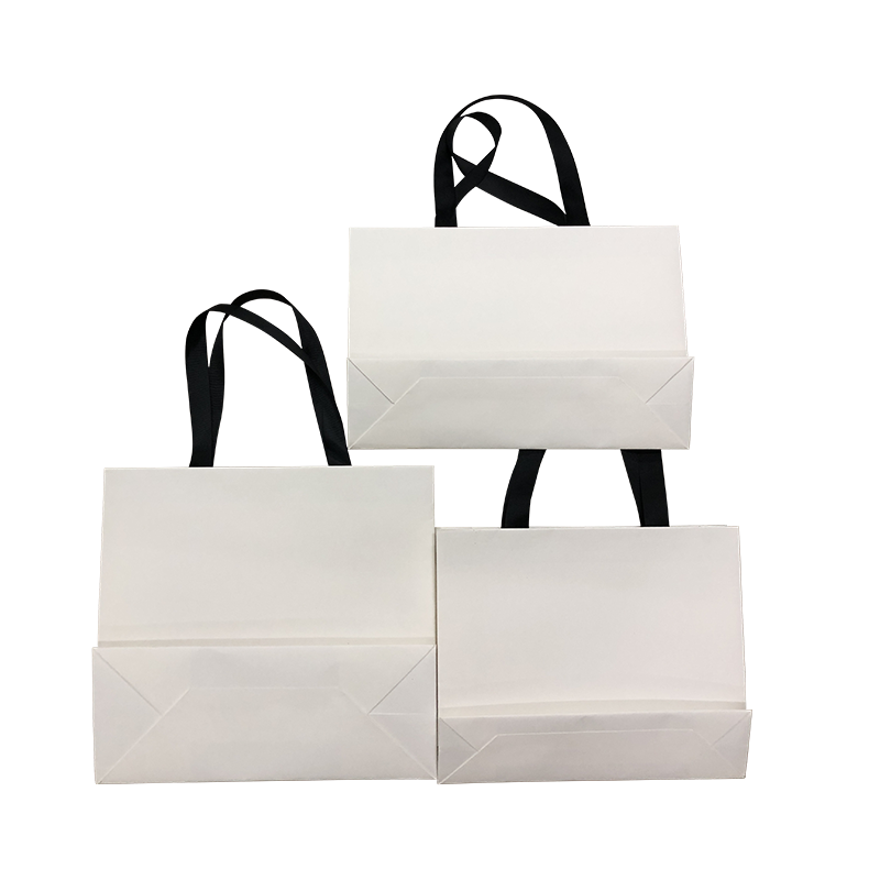ถุงของขวัญสีขาวพร้อมริบบิ้นซาตินมีหูหิ้วขนาดเล็กกลางและใหญ่