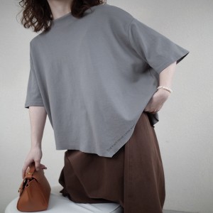 เสื้อยืดผ้าฝ้ายและผ้าลินินสีทึบ