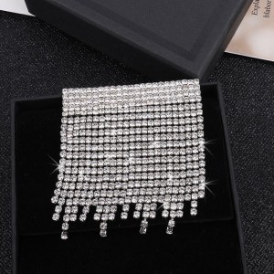 อารมณ์ที่เต็มไปด้วยเข็มกลัดพู่