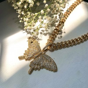 แฟชั่น B Ling สีชมพูผีเสื้อสร้อยคอขนาดใหญ่จี้ผีเสื้อเงากับห่วงโซ่คิวบา