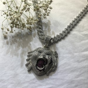 โจ๊กเกอร์ที่เต็มไปด้วยจี้เพทาย