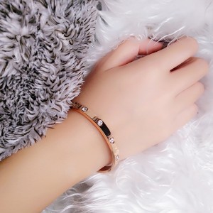 สร้อยข้อมือเหล็กไทเทเนียมเย็นเย็นสด