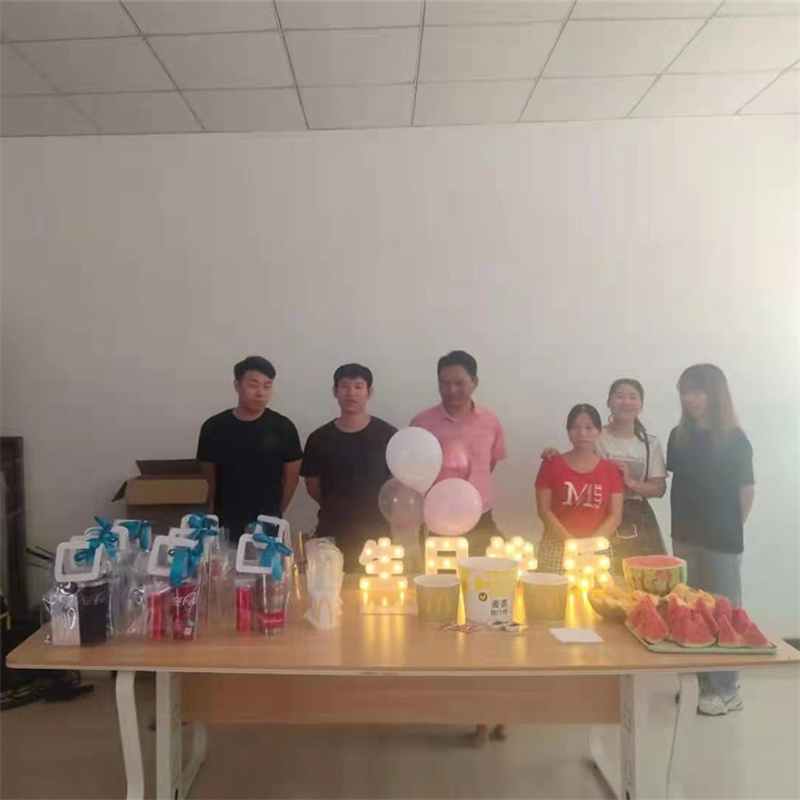 เปิดงานเลี้ยงวันเกิดสำหรับเพื่อนร่วมงานที่น่ารักของเรา