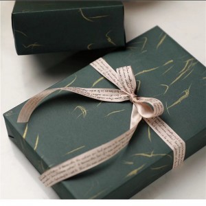 CMYK กระดาษพิมพ์หนังสือพิมพ์หัตถกรรมกระดาษห่อที่กำหนดเองกระดาษห่อไวน์กระดาษสำหรับงานแต่งงานหรืองานเลี้ยงสำหรับของขวัญ