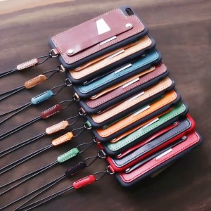 เหมาะสำหรับโทรศัพท์มือถือ iPhone มันทำมาจากหนังลูกวัว กระเป๋าเดินทางถูกออกแบบด้วยริบบิ้น เปลือกยางนุ่มป้องกันการล้มและรอยขี...