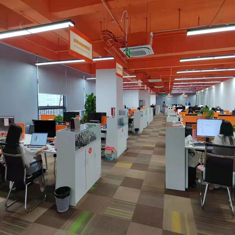 ในสำนักงานของ บริษัท พนักงานกำลังทำงานอย่างหนัก