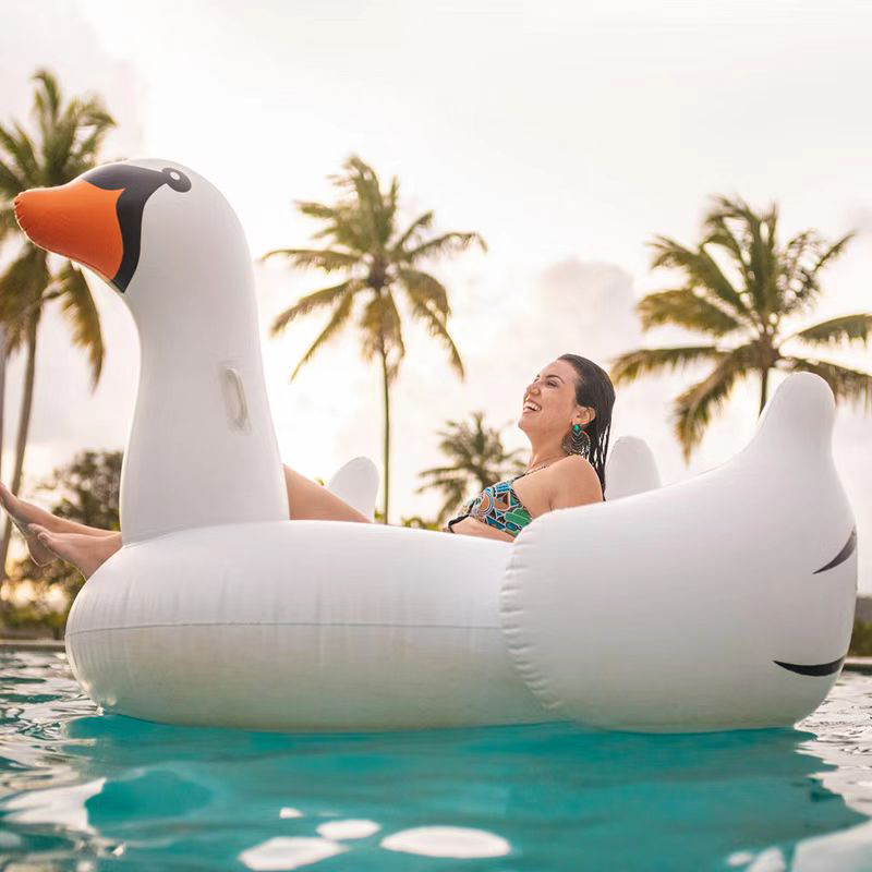 วิธีทำความสะอาดสระว่ายน้ำลอยเพื่อให้พวกเขา \\\\ \'จะอยู่ตลอดฤดูร้อนตาม?