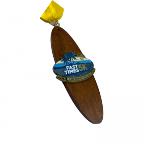 เหรียญ Gag Factory Medals ผู้ถือเหรียญไม้ที่กำหนดเองเหรียญไม้มาราธอนพร้อมโลโก้เลเซอร์แกะสลัก