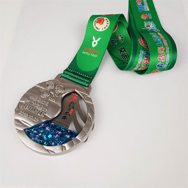 ออกแบบเหรียญอัลลอยกีฬาของคุณเองด้วย Lanyard Inject Glitter Liquid Quickid และเหรียญเงินสีเงิน