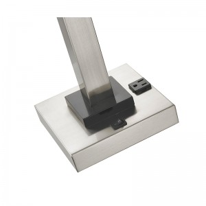 โคมไฟโต๊ะข้างเตียงเดี่ยวที่ห้องพัก