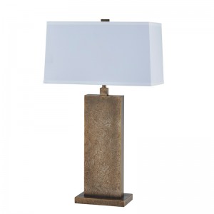 โคมไฟโต๊ะเหล็กโบราณตกแต่งที่ทางเข้าพื้นที่สาธารณะ