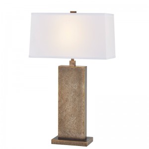 โคมไฟโต๊ะเหล็กโบราณตกแต่งที่ทางเข้าพื้นที่สาธารณะ