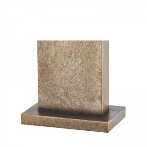 โคมไฟโต๊ะเหล็กโบราณตกแต่งที่ทางเข้าพื้นที่สาธารณะ