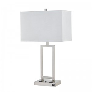 โคมไฟตั้งโต๊ะ Gatsby พร้อมผิวนิกเกิลแปรงสองช่องทางสวิตช์โยก/off และพอร์ต USB