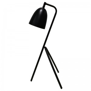 โคมไฟโต๊ะสามขาพร้อมผิวสีดำและสวิตช์/off rocker ในแถวที่ห้องพัก