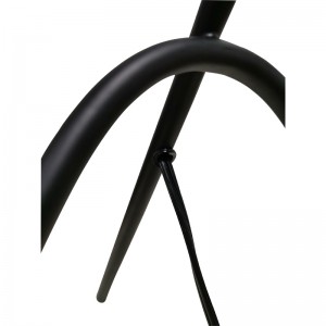 โคมไฟโต๊ะสามขาพร้อมผิวสีดำและสวิตช์/off rocker ในแถวที่ห้องพัก