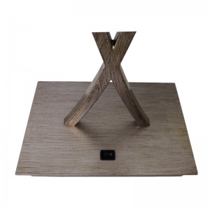 โคมไฟโต๊ะทำงานสีเงินโบราณสองอันพร้อมสวิตช์โยก/off ที่ห้องพักแขก