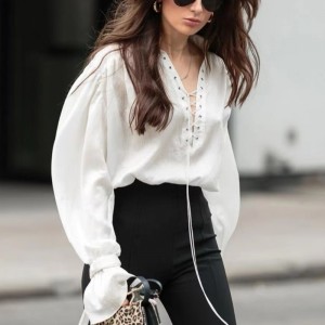 เสื้อเชิ้ตแขนยาวสีขาวสีขาว 2023 เสื้อแขนใหม่ Flared Temperament Meck Meck Design Sense Blouse