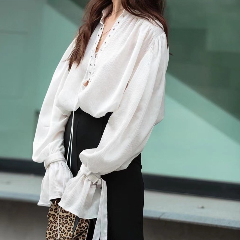 เสื้อเชิ้ตแขนยาวสีขาวสีขาว 2023 เสื้อแขนใหม่ Flared Temperament Meck Meck Design Sense Blouse