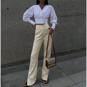 เสื้อเชิ้ตแขนยาวคอวีสีขาวการออกแบบหญิงความรู้สึกซอกใหม่เสื้อโคมไฟบาง ๆ